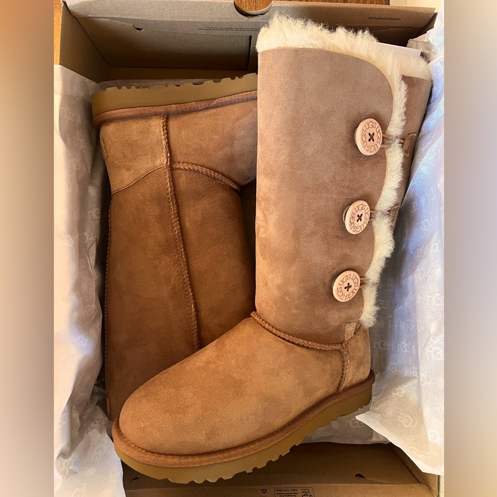 NEW Ugg Bailey Button Triplet II - Size 8 Women’s